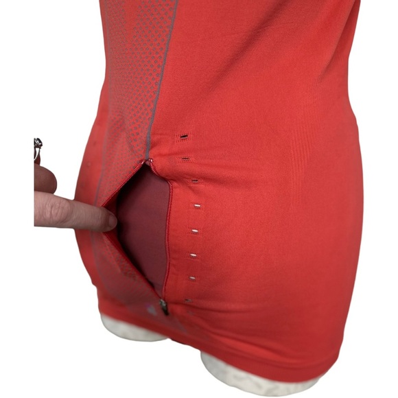 Sweaty Betty Racerback Seamless Tank Back Zipper Pocket Size Medium - Picture 8 of 16